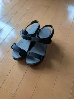 黒 厚底ストラップサンダル