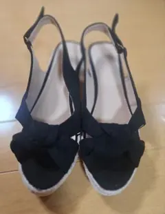 リボン付き黒エスパドリーユサンダル