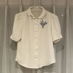 an another angelus ラベンダー刺繍　ブラウス 丸襟 可愛ボタンのサムネイル