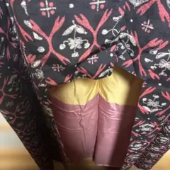 黒と赤の花柄 紬着物、新品、美品、正絹、張り有り薄手