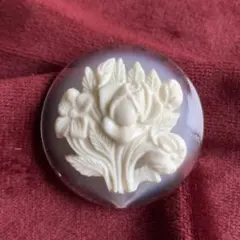 【29】花のカメオ風軽量ブローチ　レトロ　ヴィンテージ　美品