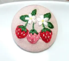 くるみボタン刺繍ブローチ いちごブローチ handmade No.775 刺繍ブローチ イチゴ - メルカリ