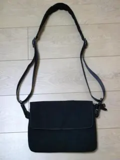 【新品未使用】小分け収納多数！黒 ショルダーバッグ サコッシュ