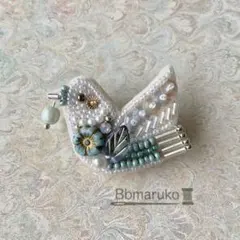 ビーズ刺繍ブローチ　T 小鳥　ハンドメイド
