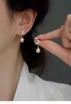 E-59 パールと花モチーフの揺れるピアス 蝶々 可愛い ピンクゴールド