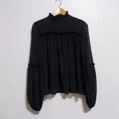 ANDJ スタンドフリルカラーブラウス