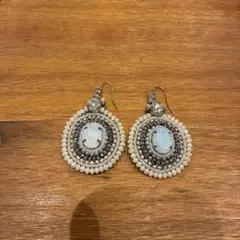 ローズバッドビーズ刺繍 オパール調ピアス