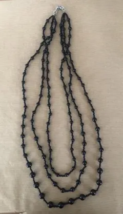黒いビーズの3連ロングネックレス