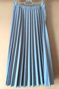 GU ライトグレー プリーツロングスカート
