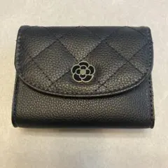 黒いレザー三つ折り財布 キルティングデザイン