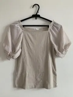 GU ベージュ パフスリーブ Tシャツ