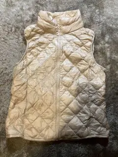 ユニクロのクリーム色 キルティングダウンベスト