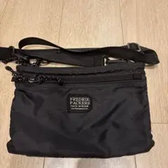 FREDRIK PACKERS ブラックショルダーバッグ