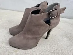 DIANA グレー スエード バックル付きブーティ