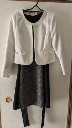 ホワイトジャケットとブラックワンピース