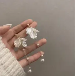 エレガントな花びらデザインピアスフラワーシェル