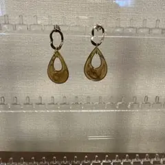 ゴールド ドロップ型 アクリルピアス