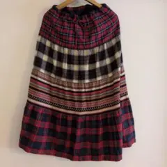 赤と黒のチェック柄ロングスカート