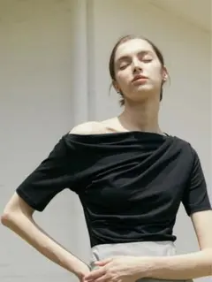 【新品】　オフショルダー 黒ドレープデザイン袖Tシャツ