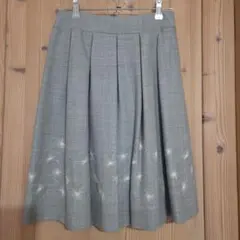 グレー フレアスカート 花柄刺繍 ひざ丈