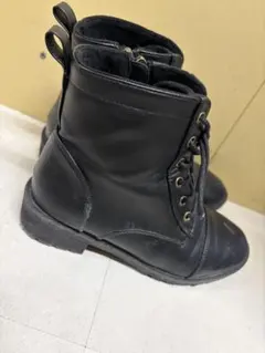 ブラックレースアップブーツ