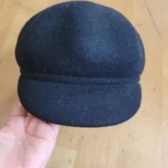 キャスケット黒の帽子