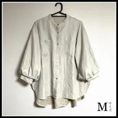 ぽわんとした袖が可愛いブラウス