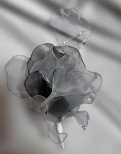 グレーと黒のシフォンコサージュ