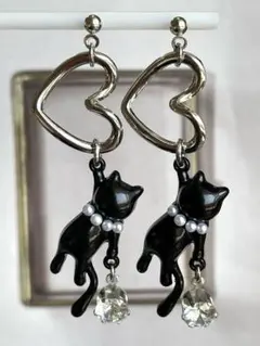 シルバーハートとぶら下がり黒猫ピアスイヤリング　401