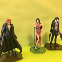 エース、シャンクス、ハンコックのフィギュアの3点セット。