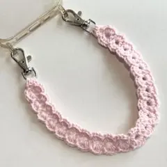 スマホハンドストラップ 手首ストラップ チャーム ピンク／ハンドメイド編み物