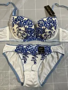 B80L 花柄刺繍のブラ＆ショーツセット　ホワイト