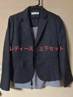 黒のジャケット　グレーのスカート　スーツ　ポケットあり