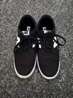 New Balance ブラック スニーカー シンプル 定番 人気