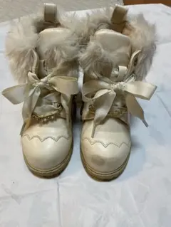 ホワイトファー付きブーツ