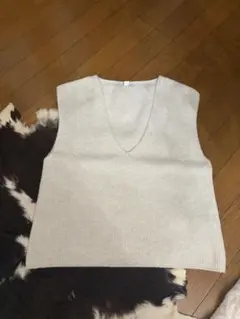 ユニクロ　アイボリー Vネック ニット　ベスト