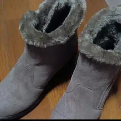 ファー付きグレーショートブーツ