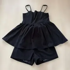 黒いキャミソールとショートパンツのセット