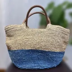 ベージュと青のかごバッグ