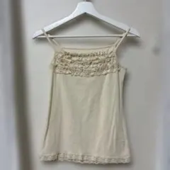 レース装飾付きクリーム色キャミソール