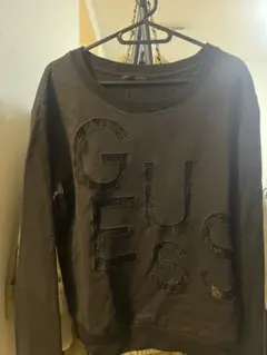 GUESS 黒 ロゴ入り トレーナー