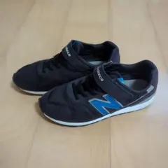 New Balance キッズスニーカー 黒/青 ベルクロ　23㎝