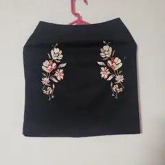 花柄刺繍入り ブラック タイトスカート ミニ丈 レトロのサムネイル