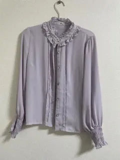アクシーズファム　ラベンダー色ブラウス　ブローチ付き