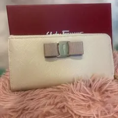 美品✨️Ferragamo ベージュ リボン付きL字長財布のサムネイル