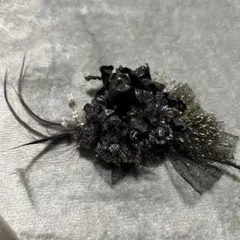 黒と金の花形コサージュ