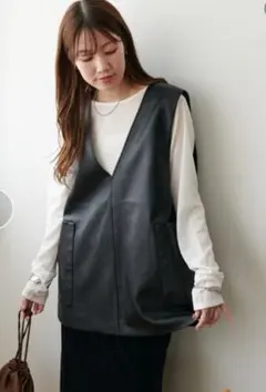 美品●Discoat ディスコート フェイクレザーVネックベスト　黒
