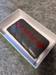 BOTTEGA VENETA 編み込みレザー長財布 グレー/レッド