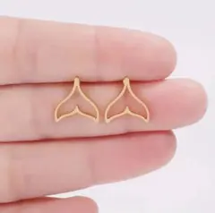 クジラの尾型ピアス　可愛い　お洒落　個性的　カジュアル　新品　未使用