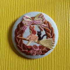 スタジオジブリ 刺繍缶バッジ 魔女の宅急便　グーチョキパン店のパンリース